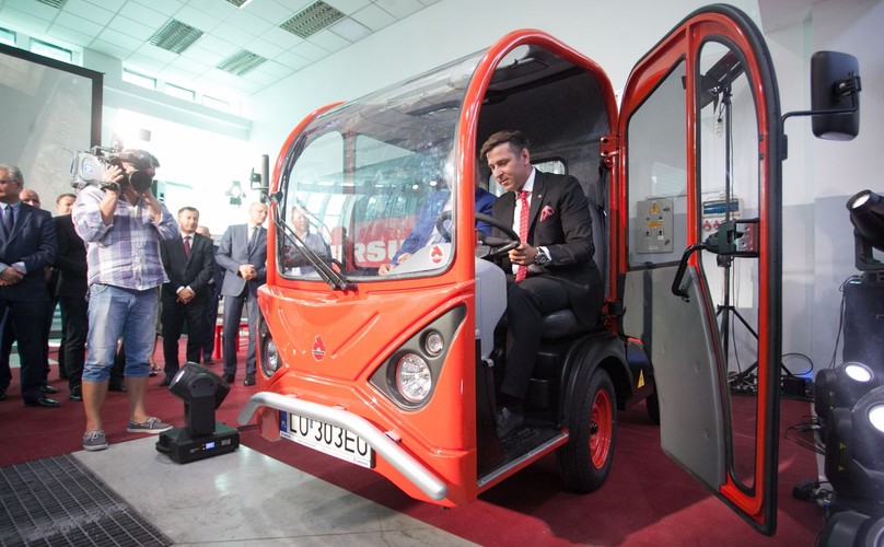 Karol Zarajczyk, prezes spółki Ursus S.A. za kierownicą nowego samochodu