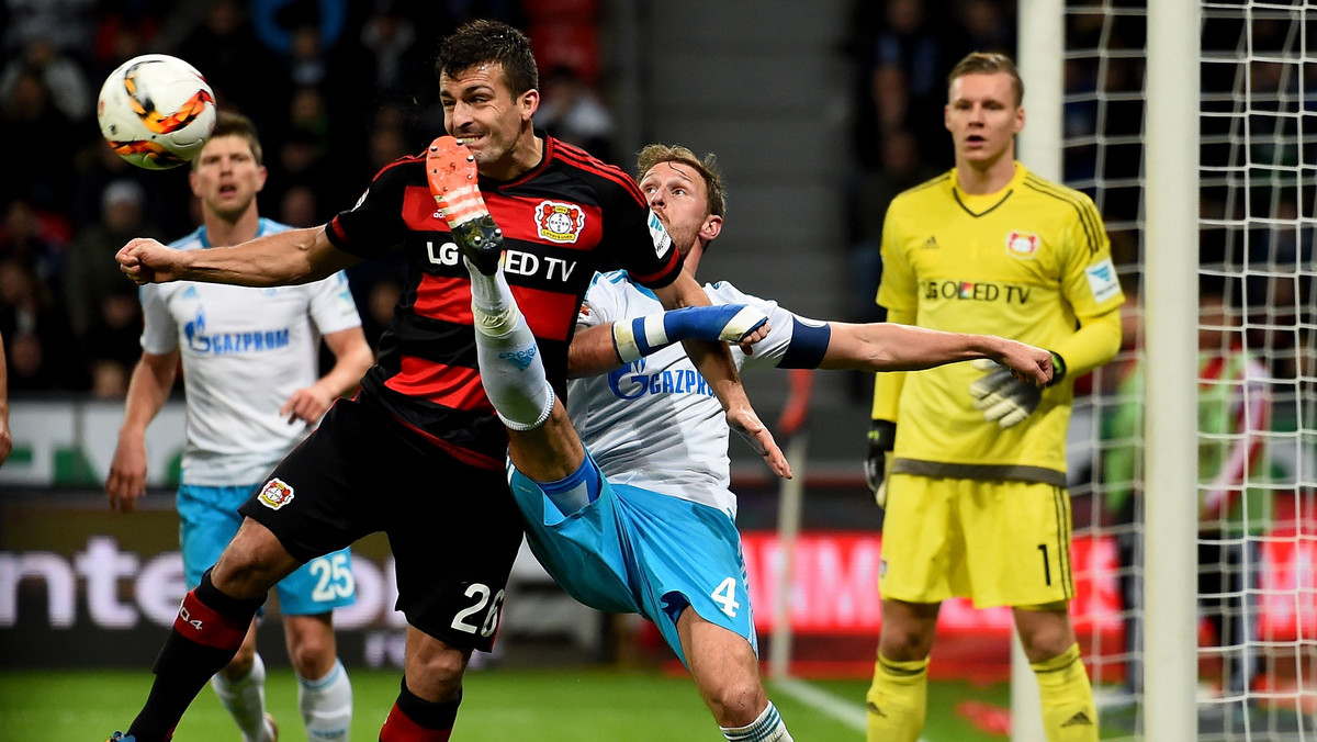 Bayer Leverkusen zremisował na własnym boisku z Schalke 04 Gelsenkirchen 1:1. W wyjściowym składzie gospodarzy znalazł się Sebastian Boenisch. Reprezentant Polski w starciu tym nabawił się jednak urazu i nie dograł meczu do końca. Podziałem punktów (0:0) zakończyło się również spotkanie Augsburga z Wolfsburgiem.