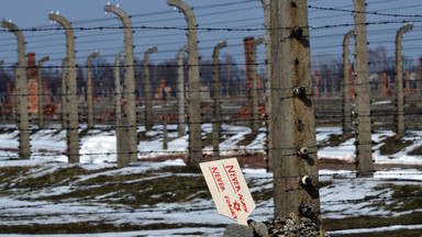 Turyści z Portugalii staną przed sądem za wandalizm w Muzeum Auschwitz