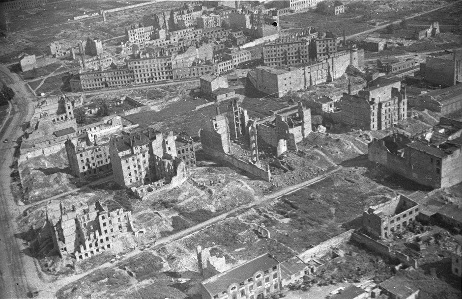 Fragment zrujnowanej zabudowy byłego getta z lotu ptaka. Ulica Okopowa (z lewej) i prostopadłe do niej ulice Żytnia, Kacza i Wolność (1947 r.)