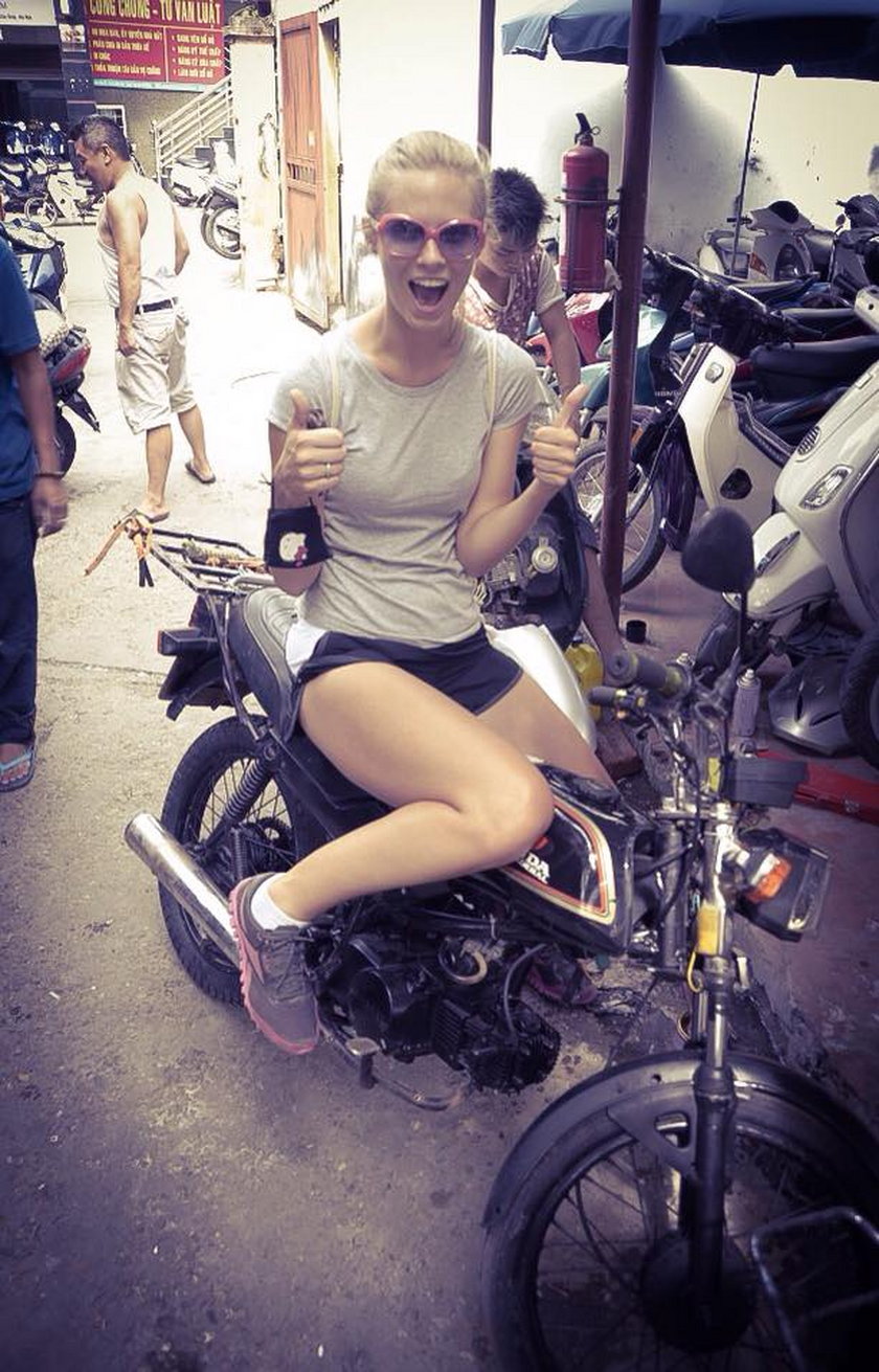 Julia Pietrucha na motocyklu