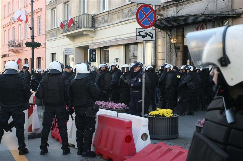 Premier ostro o anarchistach