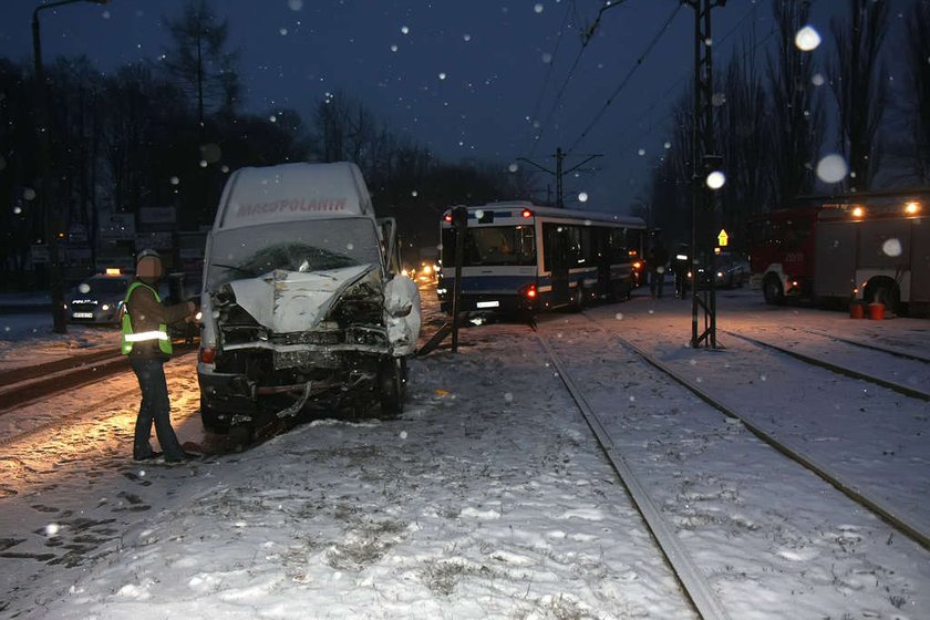 14 osób w szpitalu. Wypadek busa z autobusem w Krakowie