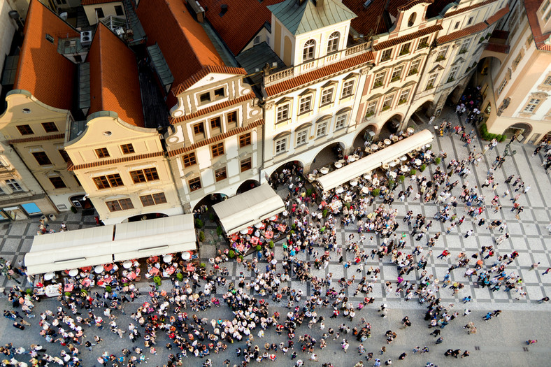Tłum turystów na rynku w Pradze