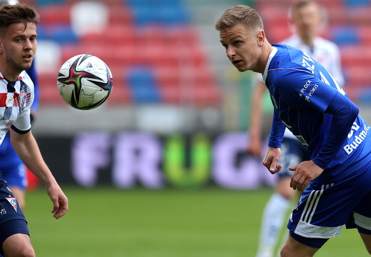 Zawodnik Górnika Daniel Ściślak (L) i Mateusz Szwoch z Wisły