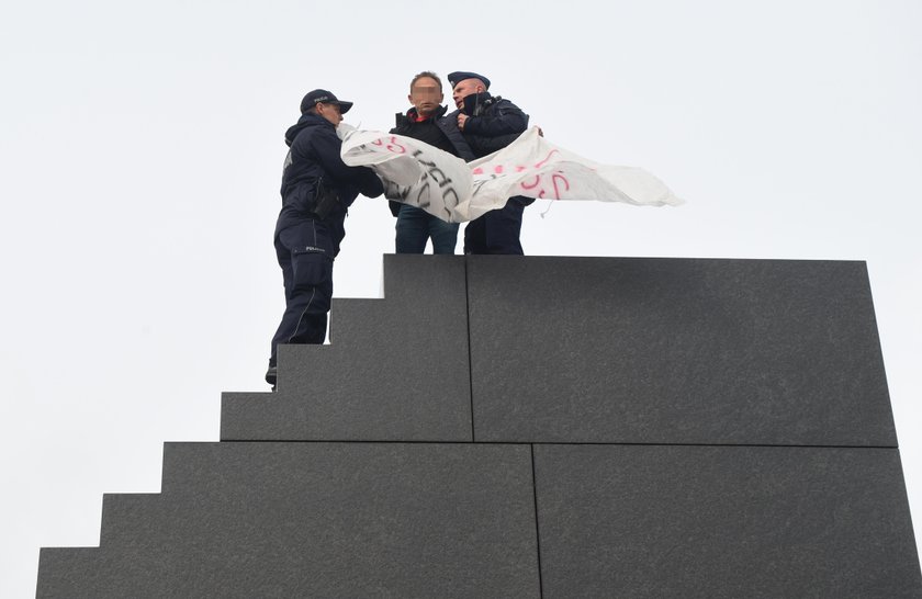 Wszedł na pomnik smoleński. Ściągnęła go policja