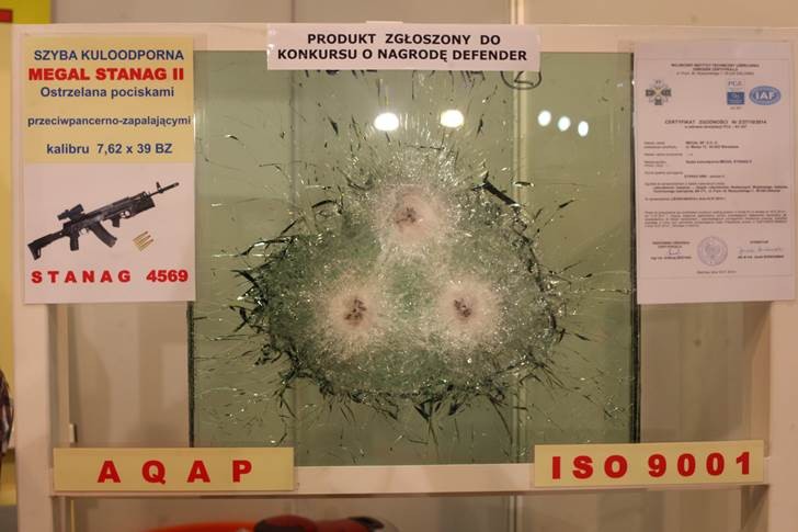 Producenci szyb kuloodpornych coraz mocniej inwestują w ich uniwersalność. Ten egzemplarz chroni nie tylko przed pociskami. Według zapewnień producenta ma być odporny na włamania i uderzenia młotem lub siekierą.