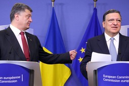 Prezydent Ukrainy Petro Poroszenko i szef Komisji Europejskiej Jose Manuel Barroso