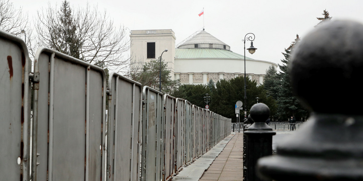 Sprzed Sejmu mają zniknąć barierki