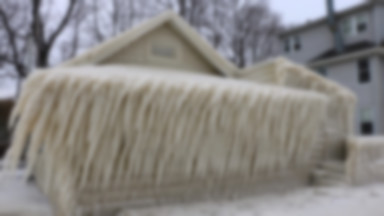Jeden z domów znajdujących się nad jeziorem Ontario całkowicie pokrył się lodem