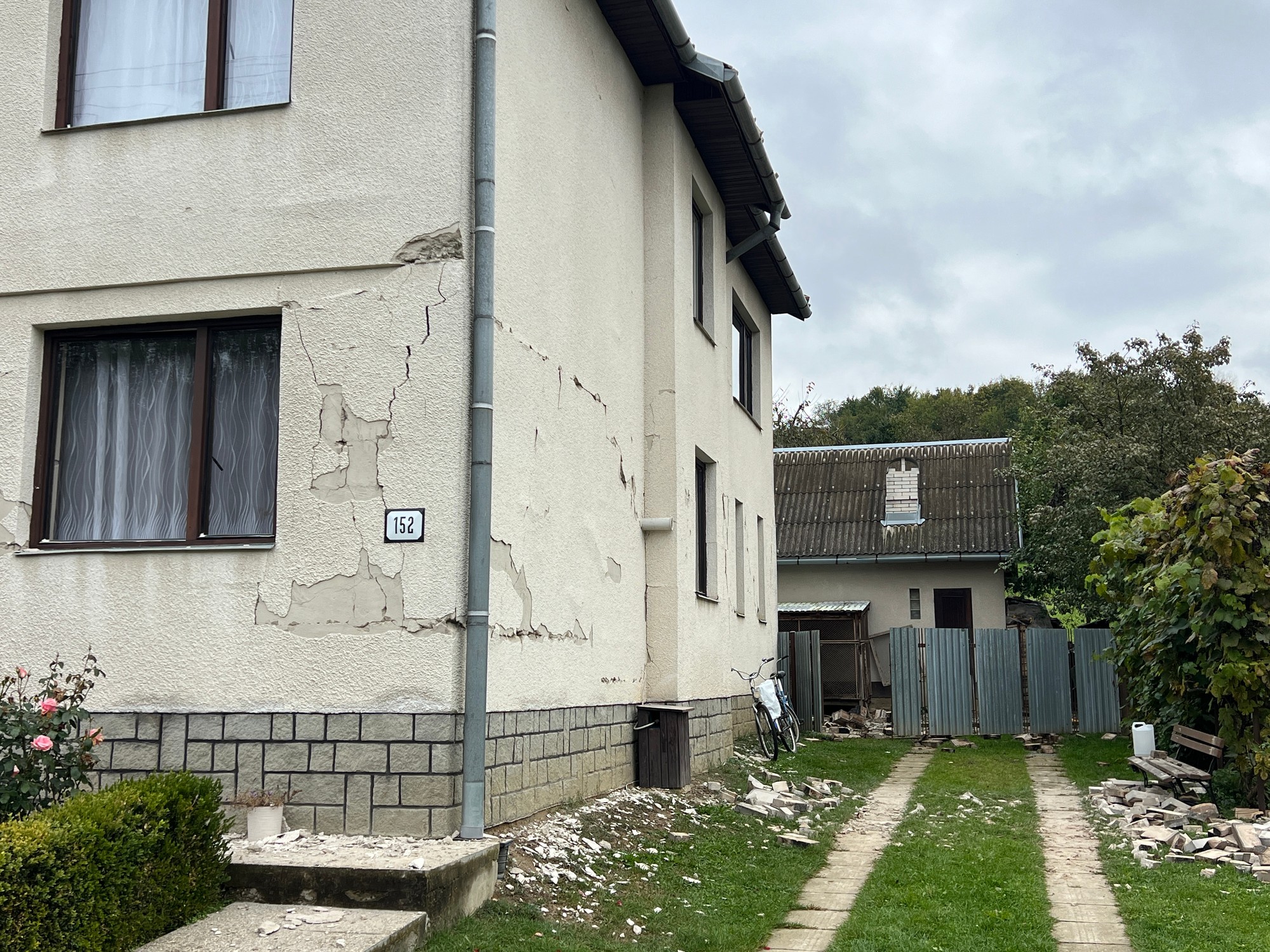 V obci Ďapalovce rátajú škody po zemetrasení.
