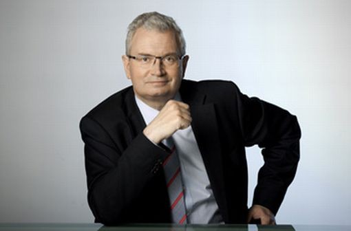 3. Jarosław Szanajca, prezes Dom Development - 17 lat i 8,8 miesiąca. Jarosław Szanajca jest prawnikiem, absolwentem Uniwersytetu Warszawskiego. Jego kariera zawodowa związana jest jednak głównie z rynkiem deweloperskim. Ostatnie 20 lat przepracował w tej branży – najpierw szefował przedsiębiorstwu Gres-Investi, a później został jednym z założycieli i prezesem firmy Dom Development. Dlaczego prawnik został deweloperem? Na to pytanie Szanajca odpowiedział (pół żartem) w wywiadzie w „SE”: „Nie zdałem na aplikację adwokacką”. Hobbystycznie zajmuje się restaurowaniem starych aut. Są to głównie mercedesy i jaguary, ale w kolekcji ma też radziecki samochód ZIM, który zbudowano na potrzeby komunistycznych aparatczyków.