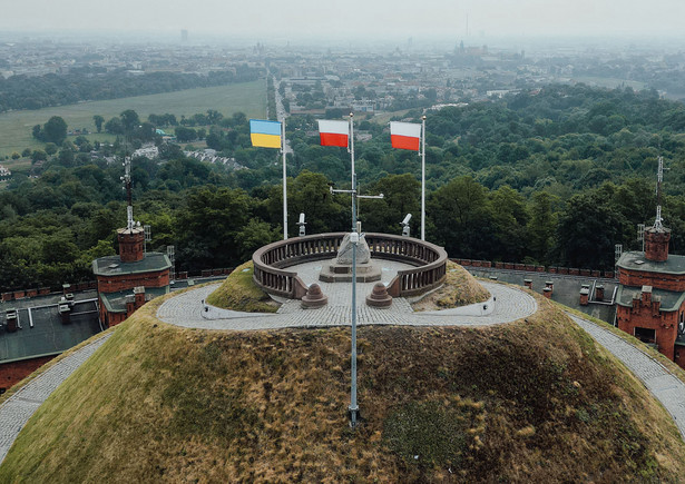 Flaga Ukrainy i flagi Polski na Kopcu Kościuszki w Krakowie