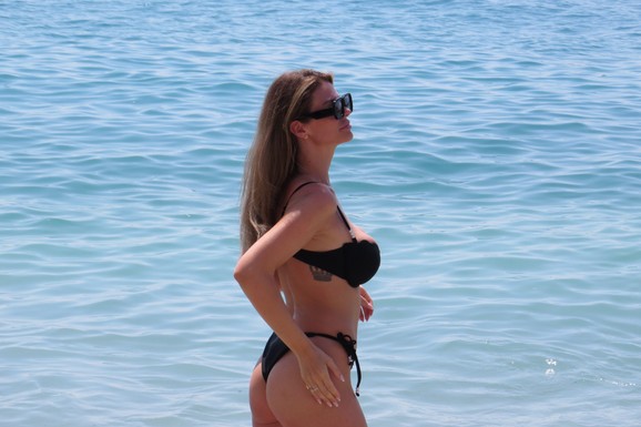 (PAPARACO) OBLINE RIALDE BODU OČI Pevačica se skinula na plaži - evo kako zaista izgleda NAKON POROĐAJA: Opustila se u Crnoj Gori, od 11 godina starijeg muža ni traga ni glasa