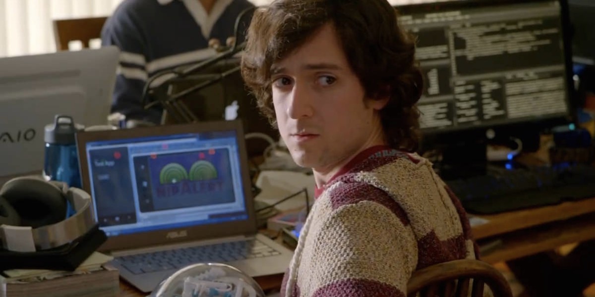 Ten bohater serialu "Silicon Valley" najpierw zazdrościł awansów, potem to jemu zazdroszczono