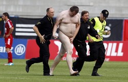 Golas sam zarobił na swoim wtargnięciu na boisko?