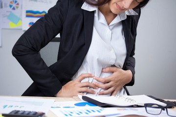 epekő tünet jobb bordaív fájdalom májbetegség crohn-betegség