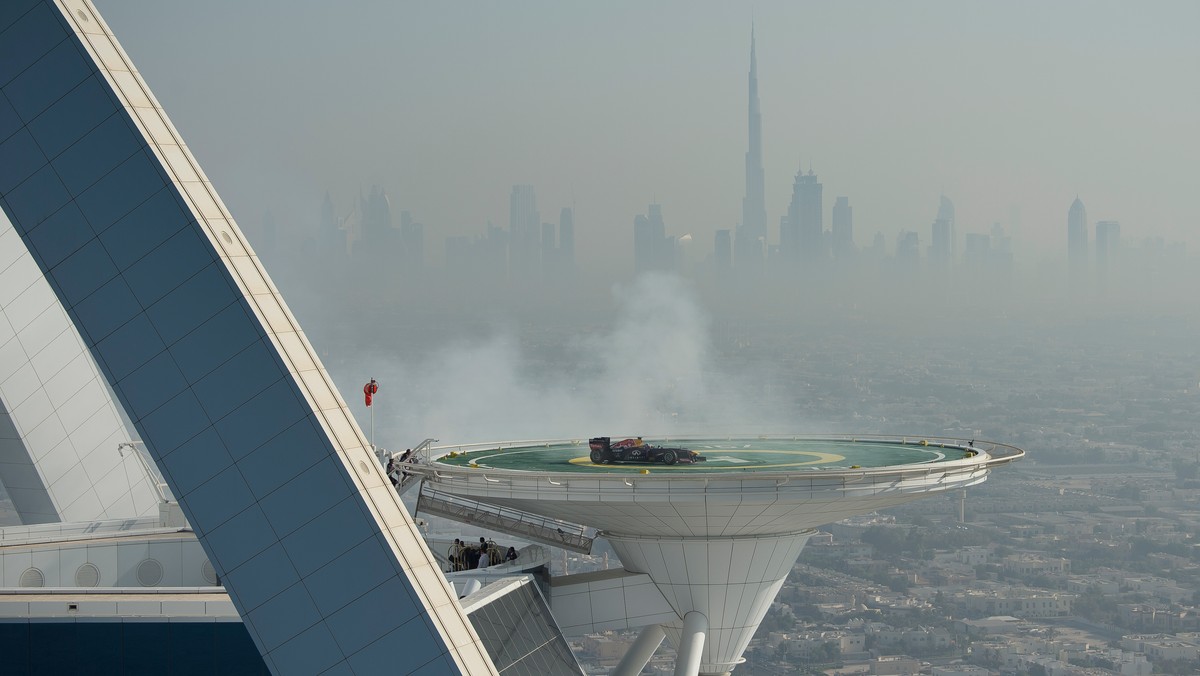 Red Bull Racing świętuje zdobycie czwartego mistrzostwa świata wśród konstruktorów z wielkim rozmachem. Tym razem zespół wybrał się do Dubaju, a tam... na dachu hotelu Burj Al Arab, na lądowisku dla helikopterów, które znajduje się na wysokości 210 metrów nad poziomem morza, David Coulthard palił gumę i kręcił "bączki" bolidem Red Bulla. Popisy Szkota w połączeniu z przepięknym widokiem na Zatokę Perską dały niesamowity spektakl.