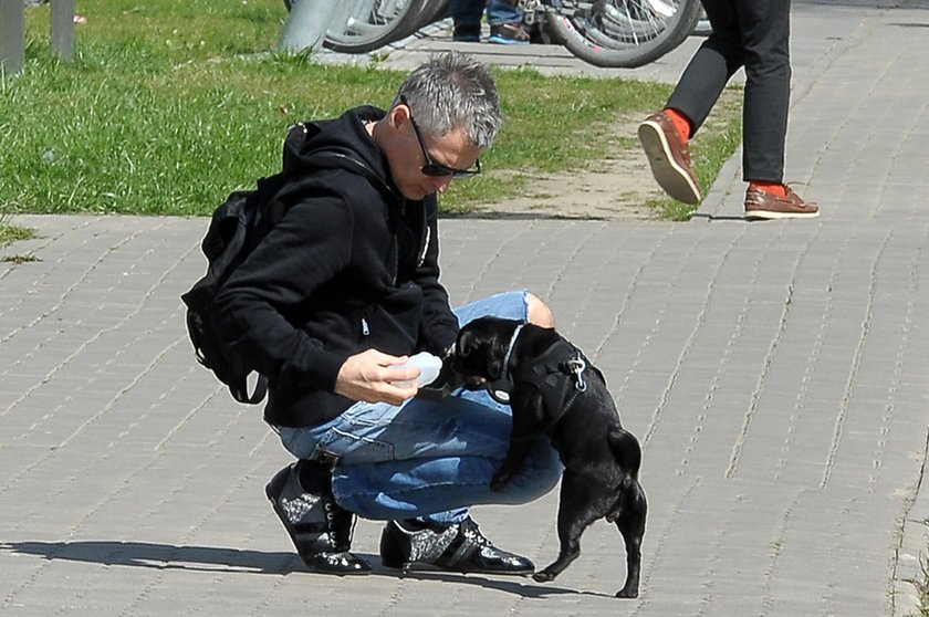 Robert Kozyra na spacerze z mopsem