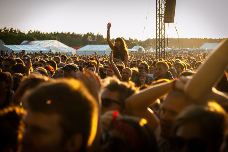 Publiczność pod sceną na festiwalu Heineken Open'er (fot. Monika Stolarska/Onet)