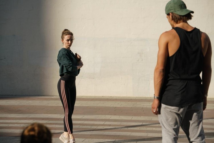 Imponujące widowisko z udziałem zwycięzcy francuskiego „Tańca z gwiazdami” Rayane’a Bensettiego oraz pięknej absolwentki szkoły baletu w Paryżu Alexii Giordano poruszy każdego! Najbardziej roztańczony film wiosny o miłości między hip-hopowcem a baletnicą - w kinach od 17 maja.