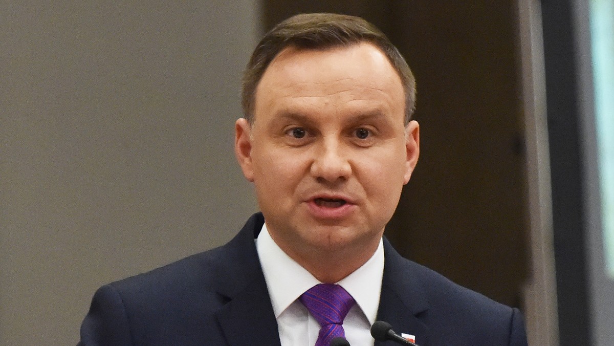 Andrzej Duda podpisał ustawę, która wprowadza przepisy ułatwiające dostęp do niestandardowej terapii w sytuacjach zagrożenia zdrowia i życia oraz przewiduje, że pigułki "dzień po" będą sprzedawane na receptę - poinformowała dziś Kancelaria Prezydenta.