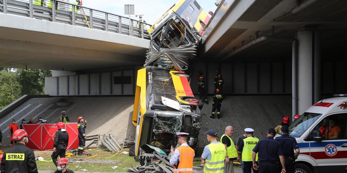 Ratowali pasażerów autobusu, który spadł z wiaduktu, spotkało ich wielkie wyróżnienie 