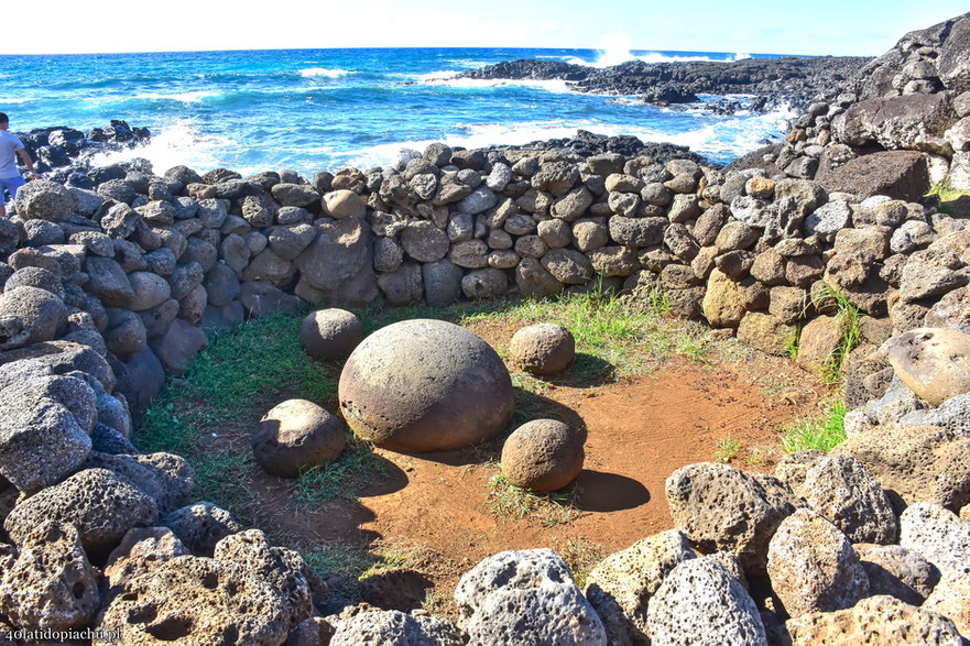 Wyspa Wielkanocna - kamień "Pępek Świata"