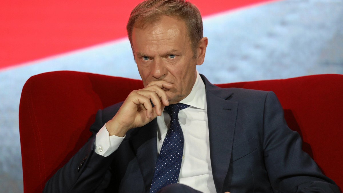 Donald Tusk zmienia swój plan dot. powrotu do polskiej polityki. Po wyborach przygotowany przez Tuska plan, by wrócić jako lider opozycji, legł właśnie w gruzach – pisze „Wprost”.