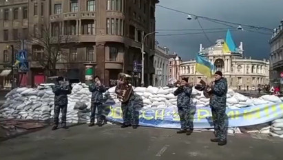 Az ukrajnai Odesszában egy katonazenekar oldotta a feszültséget a háború kellős közepén – videó