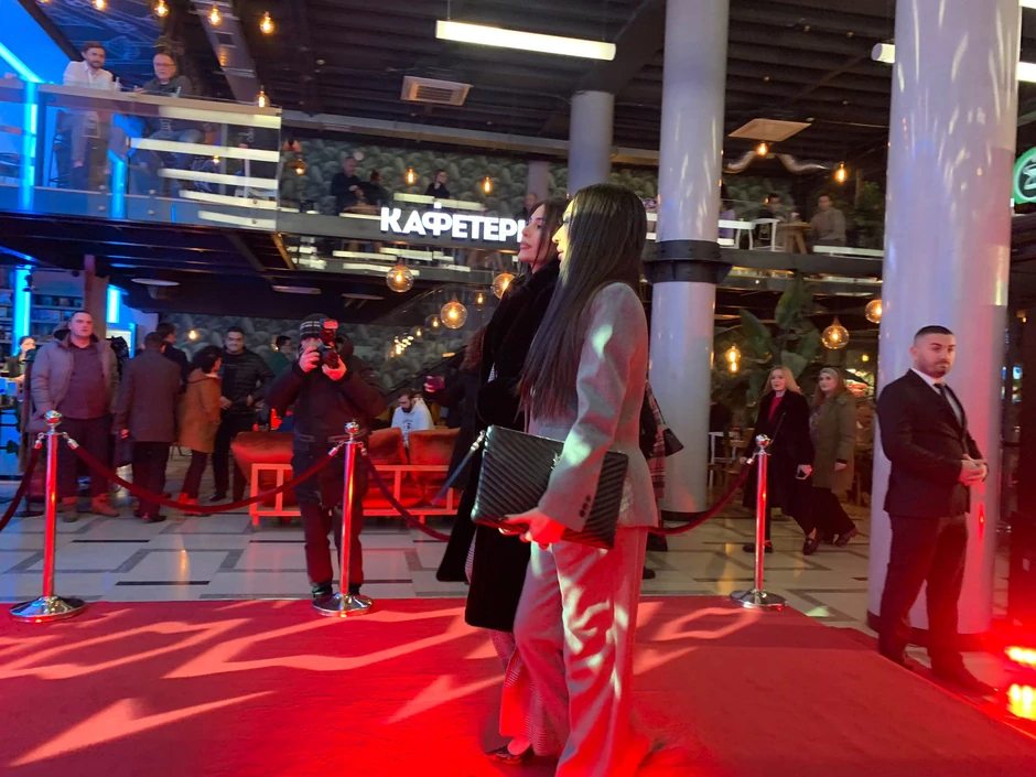 Ceca i Anastasija na premijeri filma o Džeju