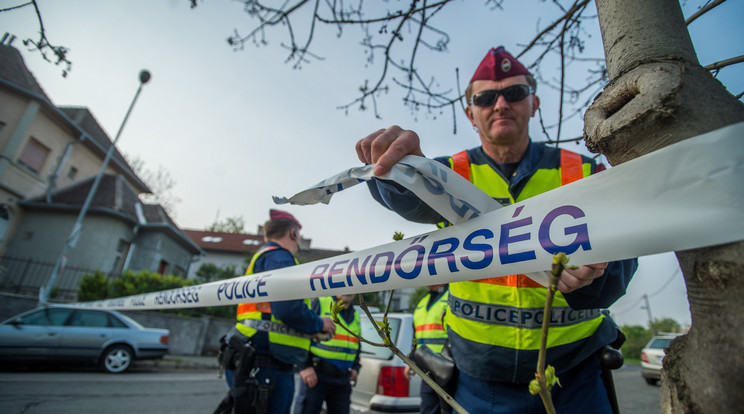 Rendőrök lezárják az Otthon utcát a fővárosi BAH-csomópont közelében 2019. április 10-én. Ezen a napon a honvédség tűzszerészei második világháborús robbanótesteket hatástalanítottak, amelyeket a Koltai Jenő Sportcentrum területén zajló építkezés során találtak /Illusztráció: MTI/Balogh Zoltán