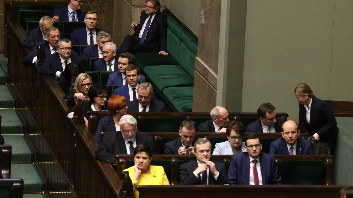 Znamy pełną listę nagród dla członków rządu PiS w 2016 roku. Łącznie premier Beata Szydło, wicepremierzy, ministrowie oraz wiceministrowie otrzymali do swoich pensji dodatkowo niewiele ponad milion złotych. Równowartość nagród została przekazana na cele charytatywne.