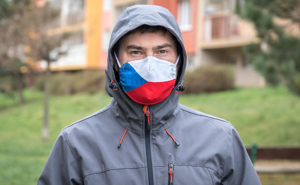 Mężczyzna w maseczce z flagą Czech; koronawirus w Czechach