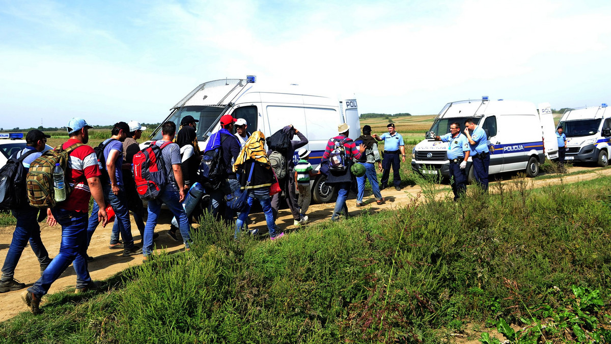 Ministerstwo spraw zagranicznych Rumunii wezwało węgierskiego ambasadora w związku z ogrodzeniem, które Węgry chcą zbudować na granicy oddzielającej oba państwa, by powstrzymać napływ migrantów - poinformowano w oświadczeniu.