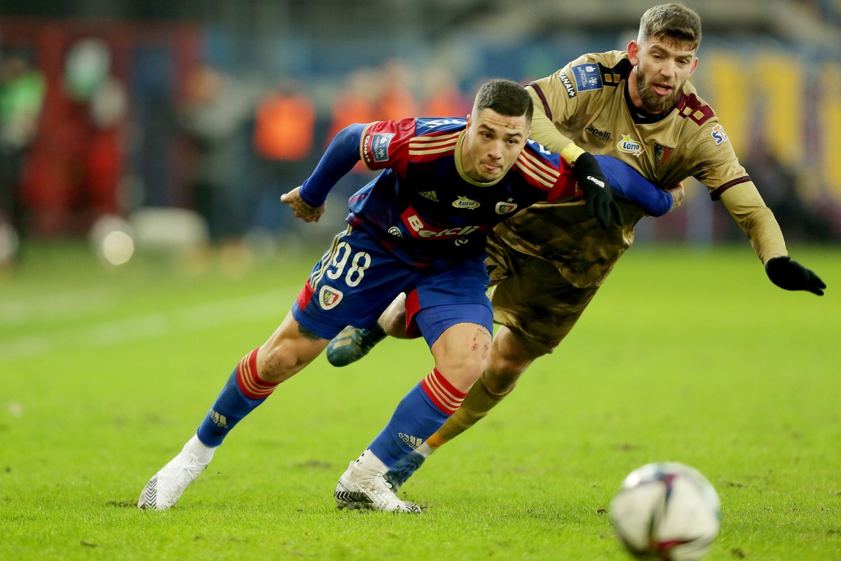 Piłkarz Piasta Gliwice Aleksandros Katranis (L) i Jean Carlos Silva (P) z Pogoni Szczecin podczas meczu Ekstraklasy