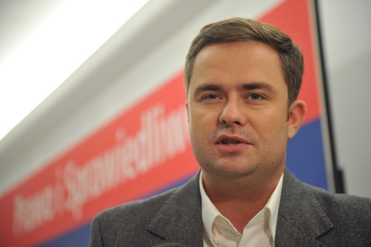 <b>Adam Hofman</b>
<br>
<br>
Polityk PiS z wykształcenia jest politologiem. Podczas studiów pracował jako ochroniarz w Centrum Kultury i Sztuki. Zajmował się głównie wydawaniem kluczy pracownikom obiektu i pilnowaniem budynku.