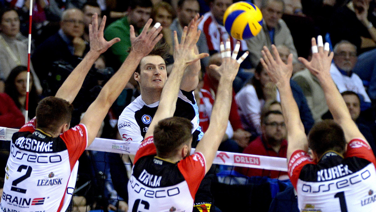 W najciekawszym piątkowym spotkaniu 22. kolejki PlusLigi Asseco Resovia Rzeszów ograła we własnej hali Cerrad Czarnych Radom 3:1 (25:19, 23:25, 25:22, 25:20) i wróciła na pozycję wicelidera rozgrywek. Poza tym Effector Kielce przegrał 1:3 z MKS-em Będzin, a AZS Częstochowa uległ Łuczniczce Bydgoszcz 0:3.