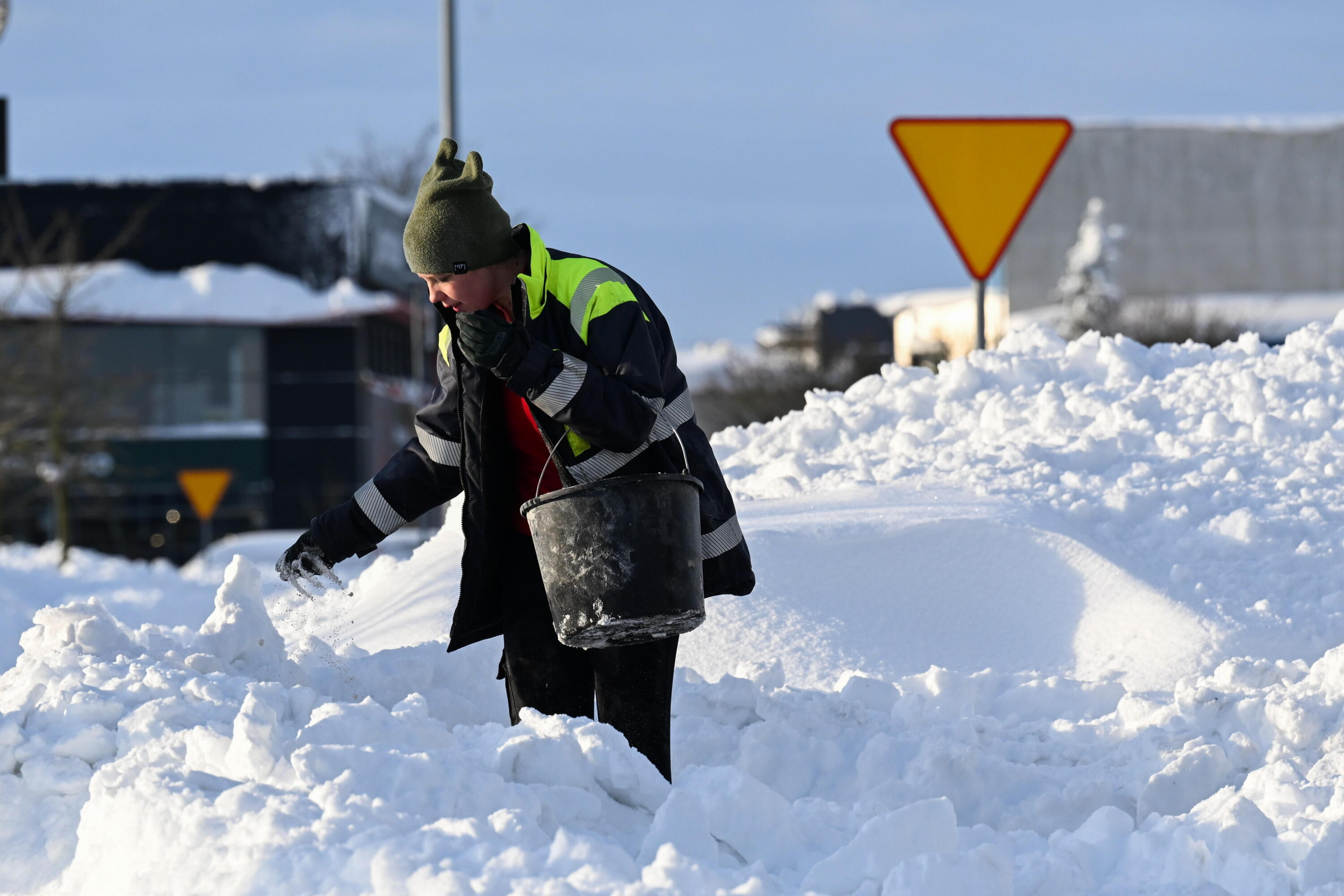 IMGW ostrzega: Do 35 cm śniegu na Podkarpaciu i mróz -18°C w części Polski