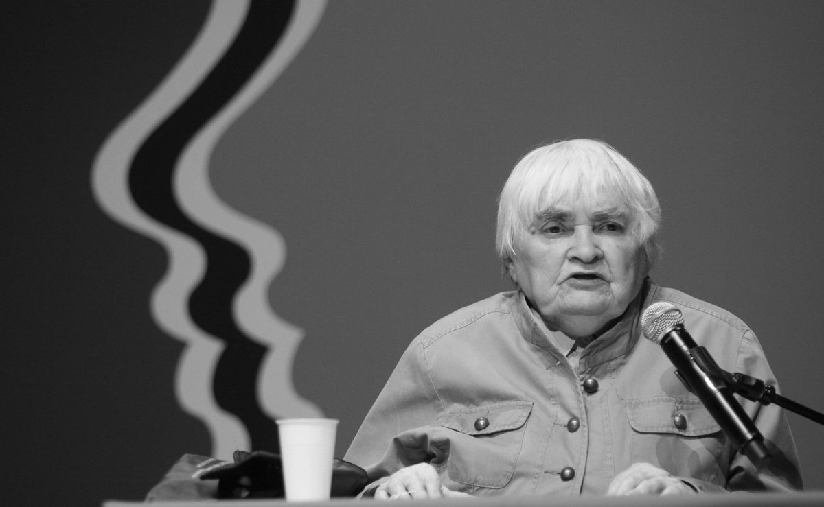 Warszawa, 20.06.2009. Prof. Maria Janion podczas obrad. Dwudniowy Kongres Kobiet Polskich rozpoczął się 20 bm. w Warszawie. Celem spotkania odbywającego się pod hasłem "Kobiety dla Polski, Polska dla kobiet" jest podsumowanie 20 lat transformacji.