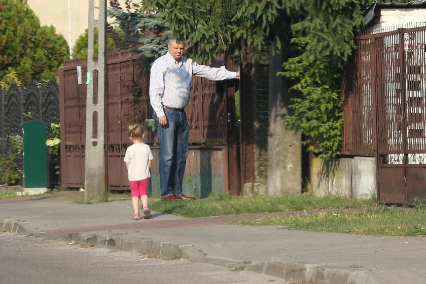 Dyrektor od Błaszczaka limuzyną rozwozi dzieci i łamie prawo!