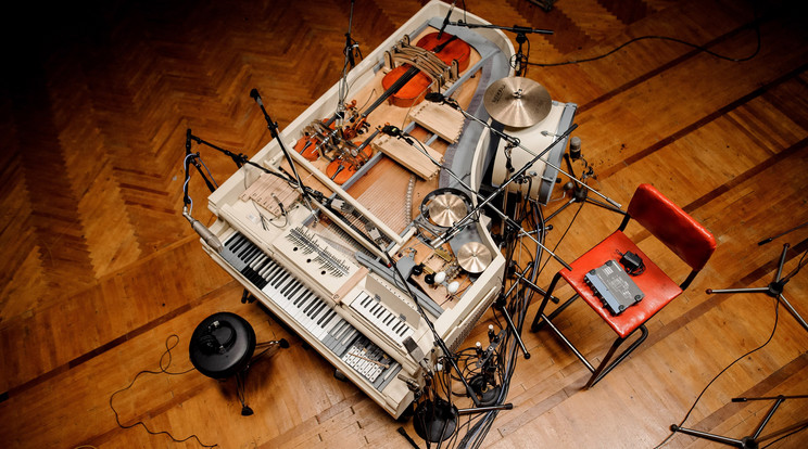 Egy egész zenekart épített a zongorába / Fotó: Profimedia-Reddot