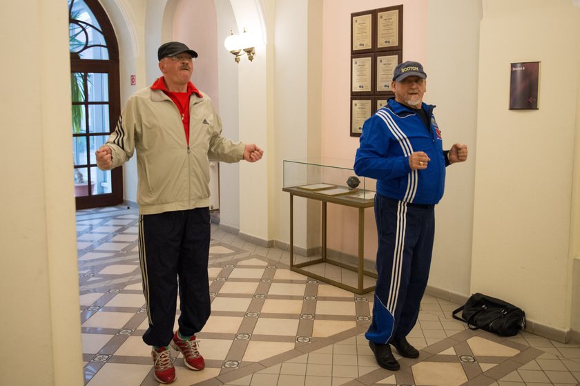 Burmistrz Żywca ćwiczy fitness w urzędzie