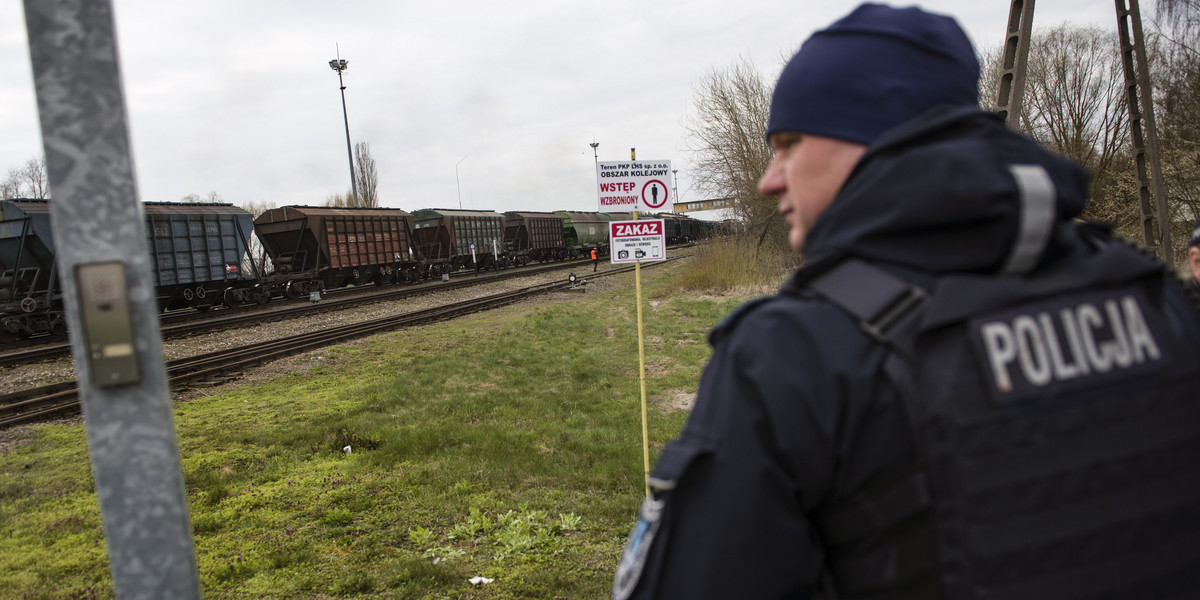 Policja ochrania tory kolejowe podczas próby blokady torowiska przez rolników, którzy protestują przeciwko importowi ukraińskiego zboża. Hrubieszów, 12 kwietnia 2023 r.
