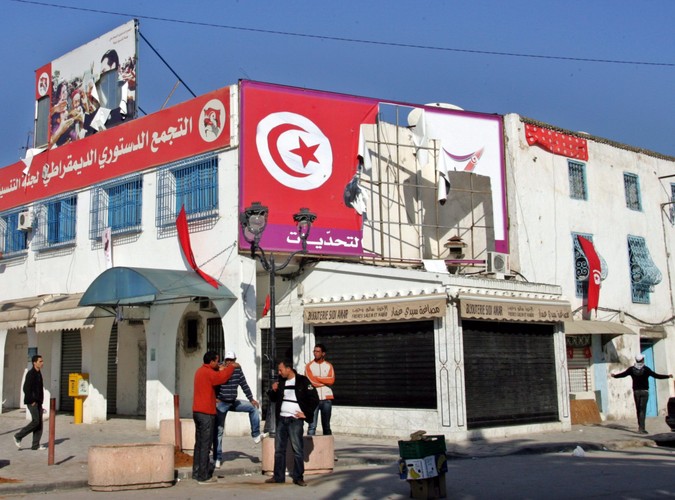 Zerwany fragment billboardu z wizerunkiem obalonego prezydenta na przedmieściach Tunisu