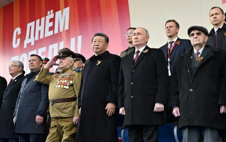 Kineski i ruski predsednici Si Đinping i Vladimir Putin u svečanoj loži na Crvenom trgu u Moskvi posmatrali su defile ruske vojnika i naoružanja. U defileu su učestvovali i pripadnici vojski drugih država, među kojima i vojnici Kine | Foto: Ivan Sekretarev/Mikhail Korytov/Host agency RIA Novosti/Handout via REUTERS