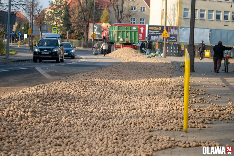 W Oławie na ulicę rozsypała się góra ziemniaków
