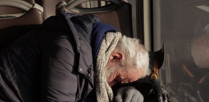 Autobus, którym jeżdżą tylko bezdomni. "Można się ogrzać"