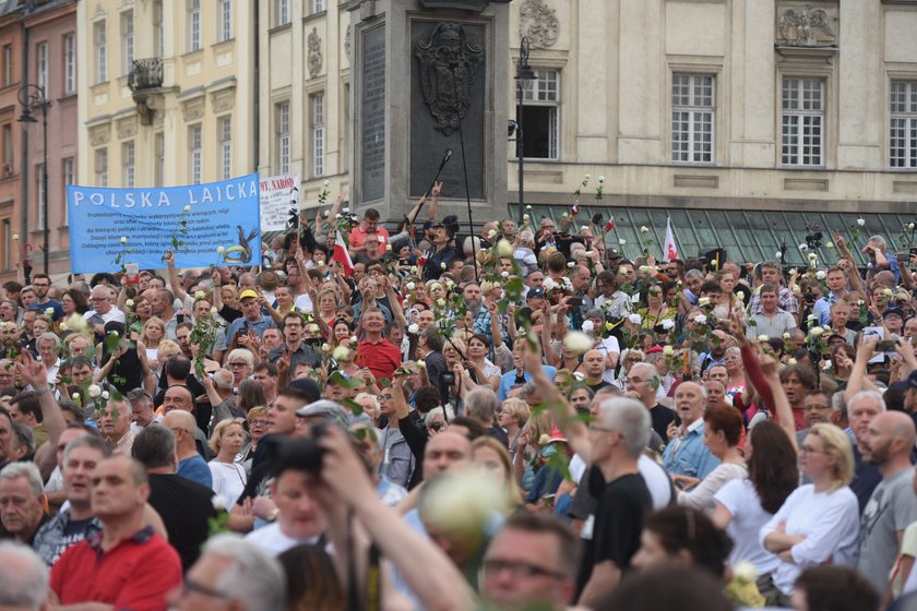 Obchody miesięcznicy smoleńskiej. Krakowskie Przedmieście odgrodzone