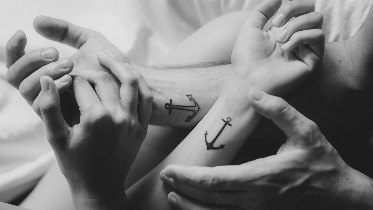 Matching tattoos to tatuaże nie tylko dla zakochanych par, ale również dla przyjaciół. Identyczne lub uzupełniające się wzory stanowią przypieczętowanie przyjaźni. Prezentują się bardzo ładnie i podkreślają łączącą ludzi relacje. Coraz więcej bliskich sobie osób decyduje się na matching tattoos.